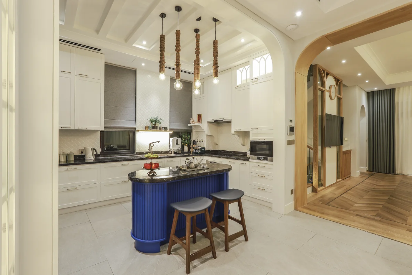 Đảo bếp màu xanh và hệ tủ tại công trình Villa của Định Nhân