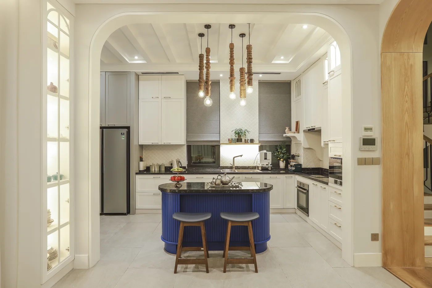 Khu bếp và bàn ăn tại công trình Villa