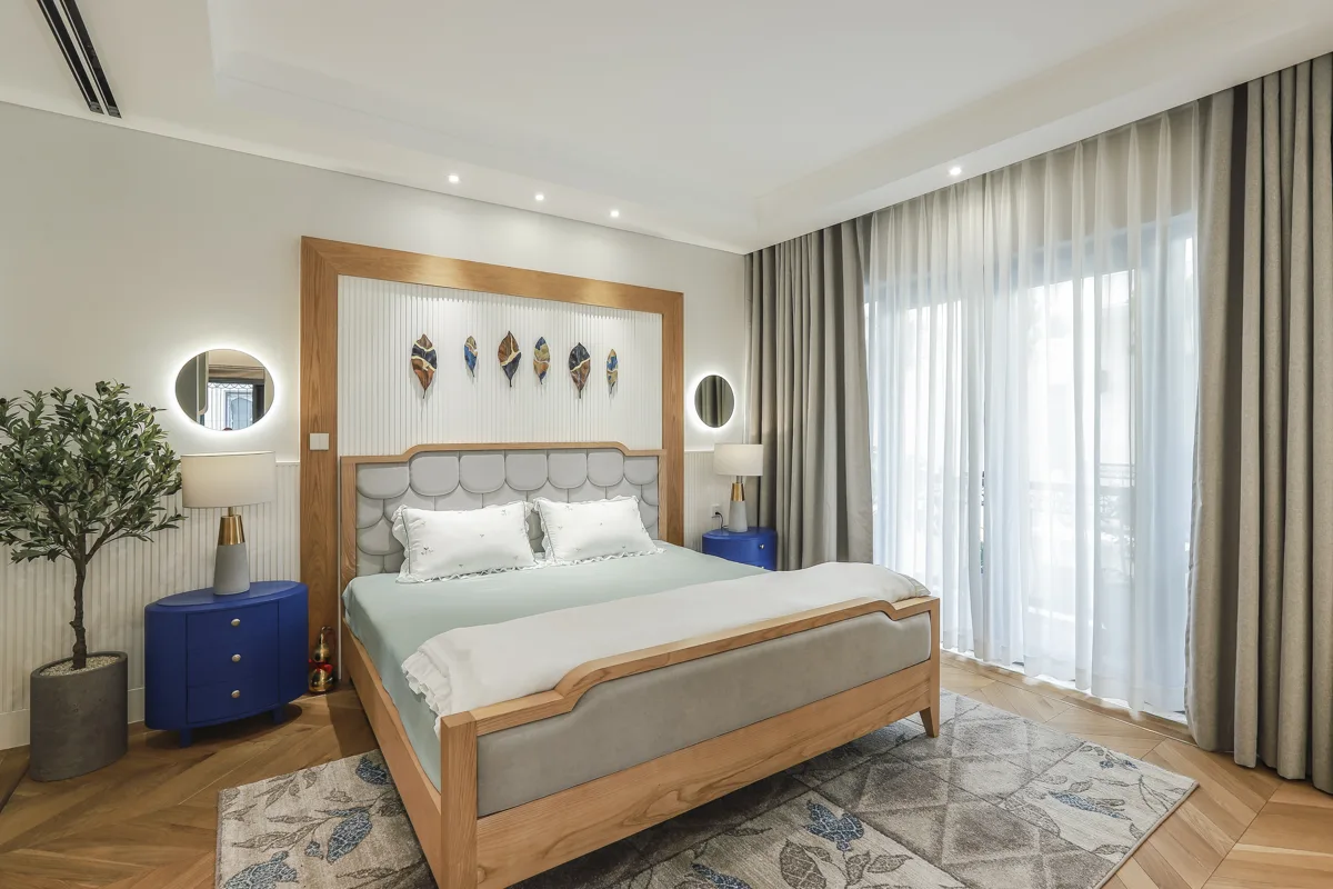 Phòng ngủ master với giường và rèm cửa tại Villa